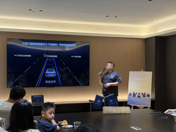 选择鸿蒙智行，不止拥有一台好车，更拥有满满的车主福利。这次湛江线下车主活动真的超出预期！DIY月饼动手又好玩，车主讲堂学到超多实用用车知识，精致茶歇放松身心，免费手机贴膜贴心周到。现场氛围轻松欢乐，很适合携家人、约车友一同前来。品牌用心搭建车主交流平台，把关怀落到实处，这样有温度的服务，值得我们车主大力点赞！
#鸿蒙智行服务#智界R7 #享界s9 #驭见人生旷野 #鸿蒙智行车主活动