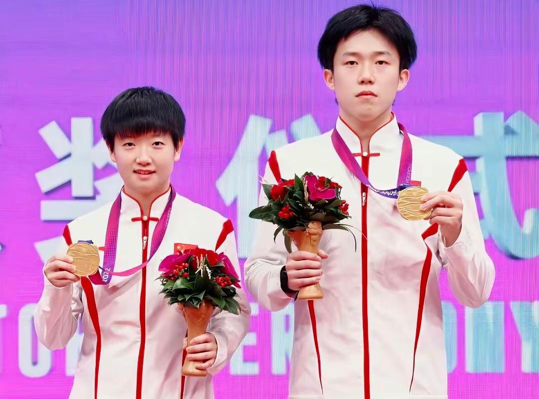从2018到2026 将迎来你们最后一届亚运会 一路并肩走过漫长的周期 经历过质疑 伤病与取舍 那些心酸与坚持 都沉淀在每一次挥拍里 少年早已褪去青涩 纵然前路满是坎坷 少年从不缺荣光