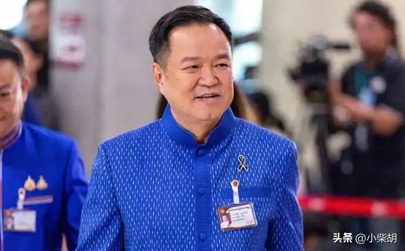 泰国曼谷这次事不小！连正在英国访问的总理阿努廷都提前结束海外行程返回，9月26日报道，阿努廷在海外通过Facebook表示“正在加速返回”。
对阿努廷来说，曼谷“洪水围城”早已不是新鲜事。他任内已经历至少四次重大洪灾：2025年10月台风“麦德姆”引发的中北部洪灾、11月造成惨重伤亡的泰南合艾大水灾