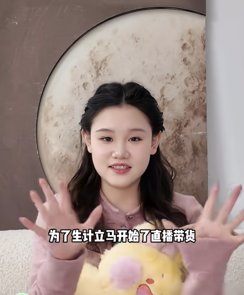 奥运冠军张家齐一句我妈不合格，撕开了多少中国式家庭的遮羞布。
那个被全网夸赞懂事、给家里带来好运的小金豆，在节目里却平静地说自己是队里养大的。
妈妈搞否定式教育，说她永远不如别人，她反问那你生我干嘛，爸爸呢，辞职11年接送，却像个隐形人，从不参与母女的争吵。
如今功成名就，母亲想弥补，上节目体