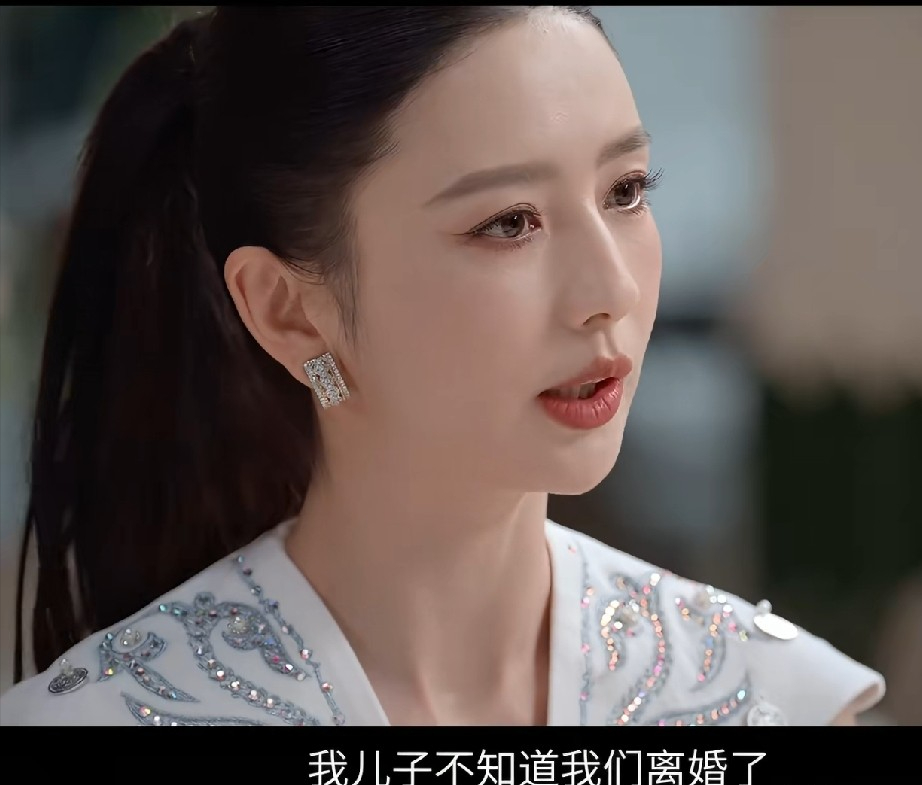 9月15号，佟丽娅在《热浪之外2026》里说，儿子朵朵到现在还不知道她和陈思诚离婚了。这话一出，讨论挺多。

朵朵今年十岁，会刷手机，会看视频。爸妈常年不在一块儿住，爸爸也有了新生活。这些东西一个孩子真的感觉不到吗。

9月初有人拍到一家三口吃饭。饭后陈思诚搂着朵朵散步，朵朵走着走着抬手抹眼泪，往爸