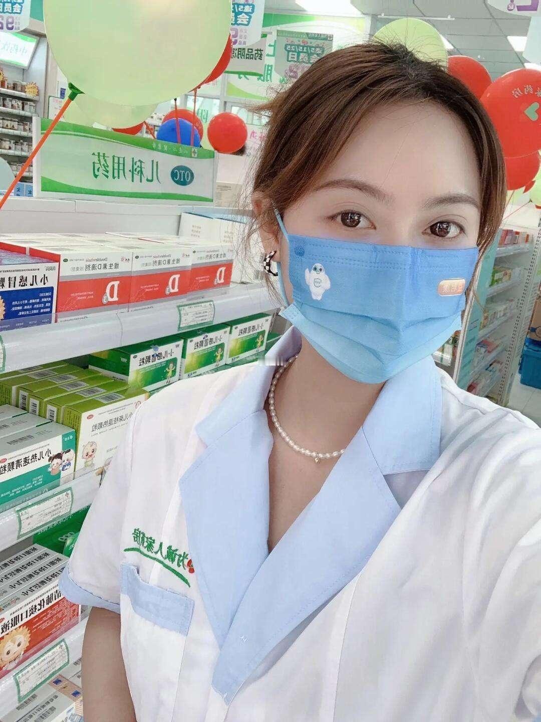 上海虹口惠民路有一家民营药店
它的名字叫∶海王星辰营业面积
约有20几个平米，有男女二位店
员，小伙子年龄30岁不到小姑娘
40多了，戴眼镜均是非上海户籍
日前，我从家里出发:乘坐三辆车
专程上门买药，小程序上显示这
款药品标价17元，我专门咨询了
岳阳医院华氏大药房的经理可以
要求对方帮我在手机 ​