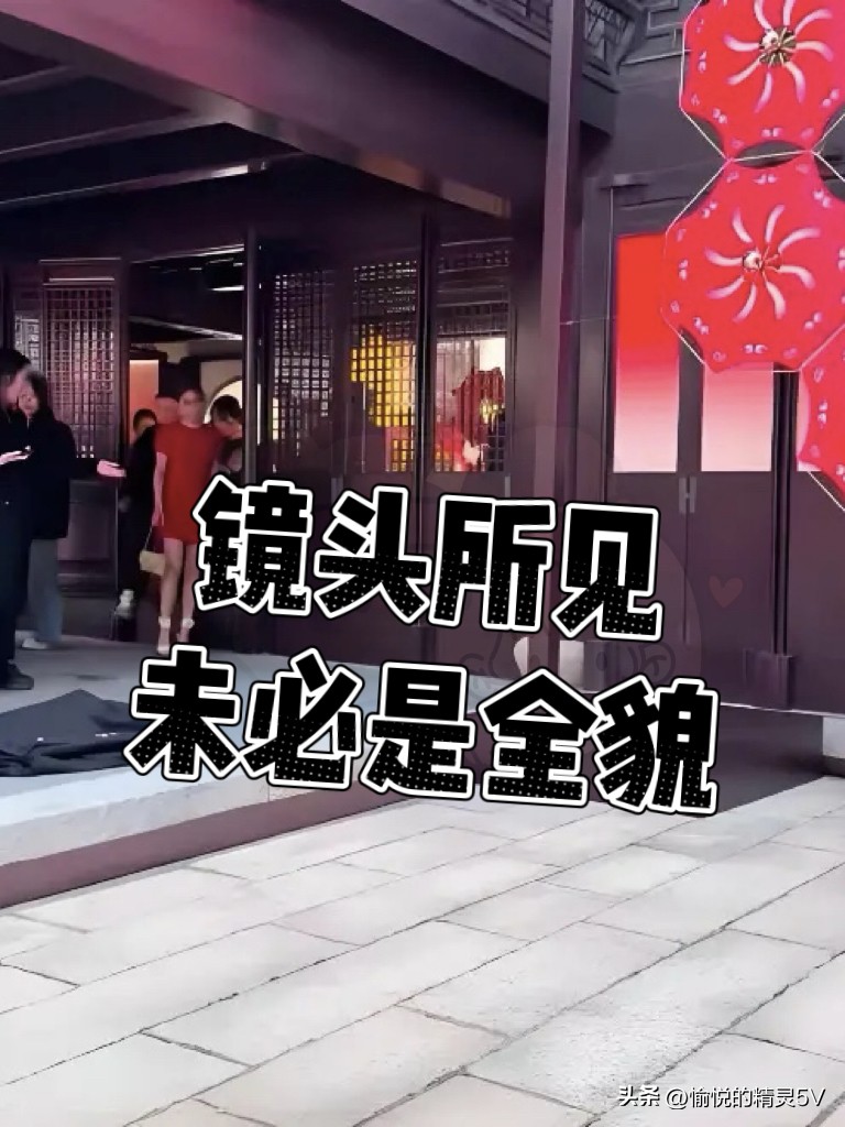 一段活动现场的视频传开以后，窦骁和何超莲相处的样子惹来了很多闲话。镜头里面两人离得很远，相互没有搭话。窦骁脸色低沉，试着靠近对方，何超莲没有理会，径直往前走去。

他们已经很少一同出现在公众视野，网上生出各式各样的猜想。仅凭一小段拍到的画面，就能看透两个人私下的相处日常吗？

在外展现出的状态，不能