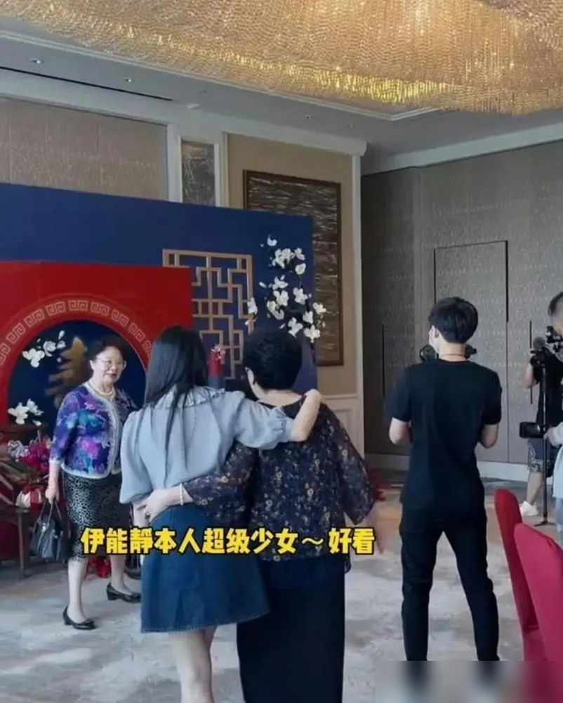 住几千万的沈阳别墅，端上桌的是花生米和炒面。
伊能静带着米粒回秦昊老家，视频里那独栋，宽敞得能跑马。
结果秦昊爸妈一出手，锅包肉、酸菜白肉、空心菜，全是东北家常款。
盘子不精致，摆盘也不讲究，可满桌热气直冒。
网友看懵了：这条件，桌上愣是没一道硬菜。
再看伊能静跟婆婆有说有笑，不是演的。
