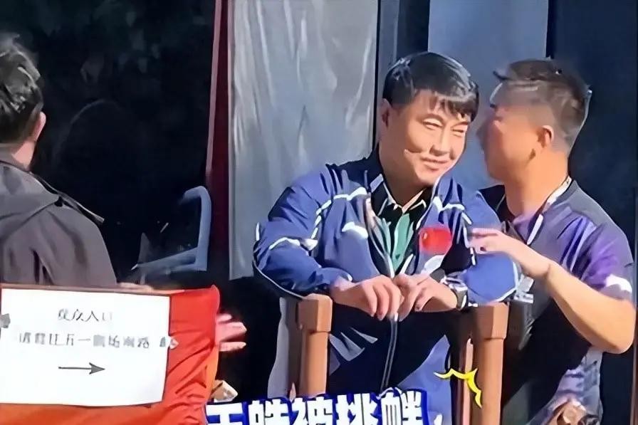 王皓，国乒男队主教练，带出过奥运冠军。2026年10月6日在北京首钢园，被上百人堵在通道里，齐声喊“林诗栋上一单”，夹着“下课”。他掏出手机录像，打了110。
这不是比赛现场。这是选手通行区域，教练走过去的地方。
事情得从9月24日说起。爱知名古屋亚运会乒乓球男团决赛，中国队2比3输给日本队。九连冠