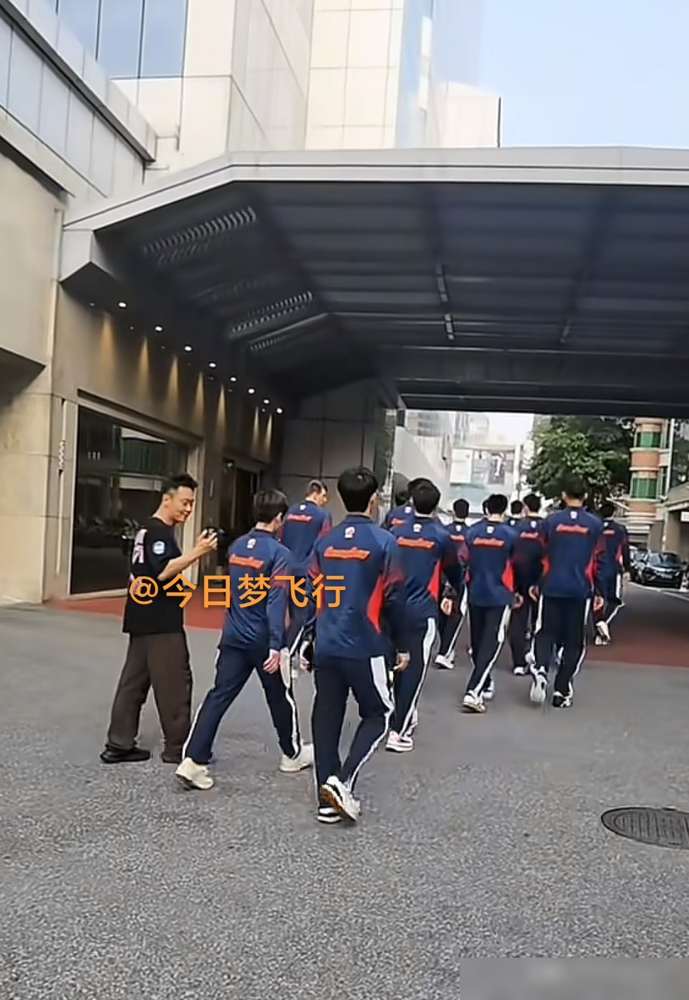 关辛出现在东莞出征仪式现场，举着机器拍胡明轩。那些说他被广东队换掉的传言，瞬间成了笑话。
10月12日下午，广东队新赛季仪式，陈海涛、朱芳雨、杜锋全在。镜头一扫，关辛就站在边上干活。当天他还发了条报道，确认胡明轩升任队长。新来的欧洲教练也在场，全队合影，一个没落。
休赛期网上传得有鼻子有眼，说跟