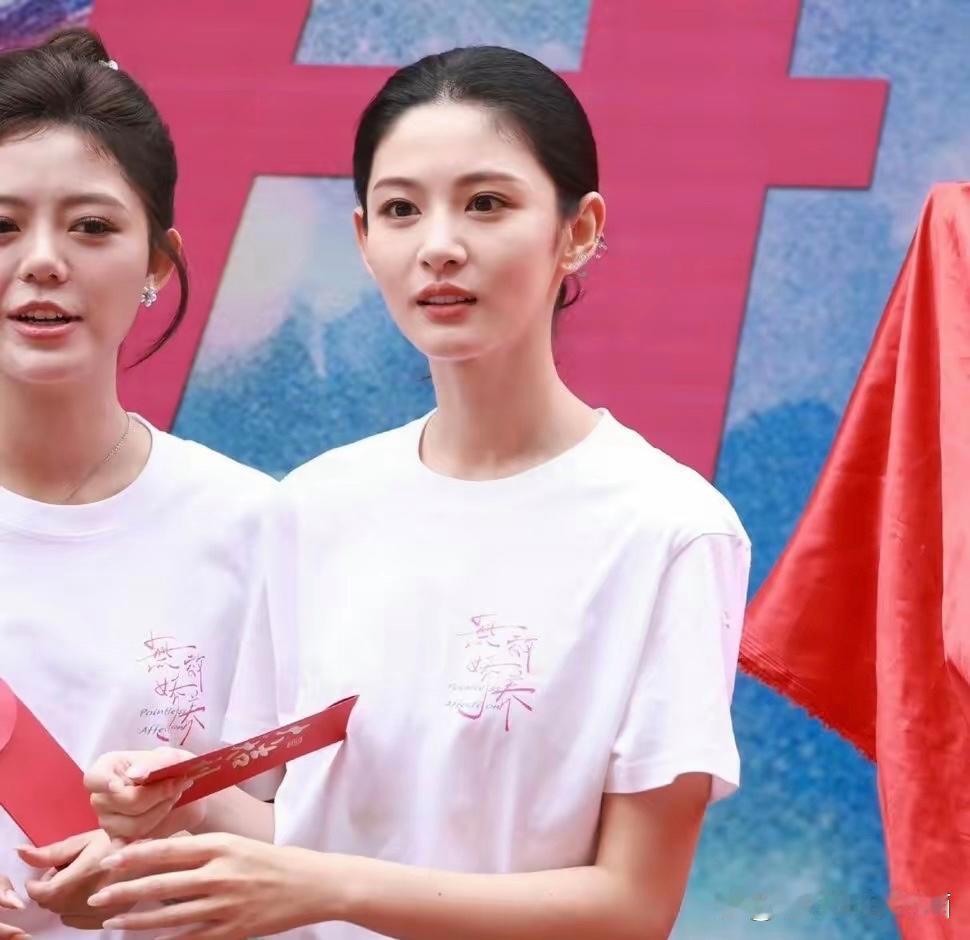 《金吾不禁》搭周柯宇，《听银》配官鸿，转手又是金瀚的《无效娇养》，第四部《行止晚》已经排上档期。古偶、现偶、大女主，全往她一个人身上叠。 ​