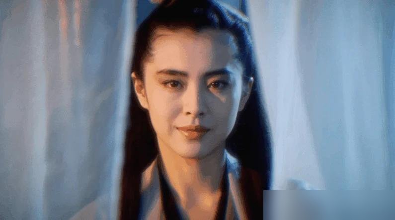 戚薇把自己“卖了”，但没卖断。
她授权AI数字分身“韩清夏”出演漫剧《末日盛夏》，合同白纸黑字写着：期限、范围全框死，肖像权还攥在自己手里。最关键一条，她留了“一票否决权”，AI演成什么样，她说了算。
钱怎么算？不搞行业那套低价买断，改成基础费加流水分账，播得越火她拿得越多。这边刚签完，那边人也