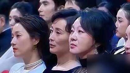 宋佳拿奖那晚，台下几个女演员的脸，比颁奖词还精彩。
镜头扫过去，有人抿嘴，有人愣神，有人鼓掌像在拍蚊子。就那一秒，全网都看懂了。
凭《山花烂漫时》演张桂梅，宋佳成了内娱头一个靠同一部剧把白玉兰、金鹰、飞天全揣兜里的女演员。她去华坪扎了三个月，素颜、剪发、掉15斤，杀青那天就说了句“演员的活儿干完