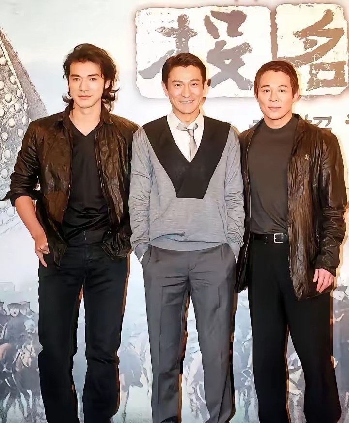 如果我没记错的话，《投名状》这部戏李连杰才是男一号吧，宣传活动刘德华怎么还双手插兜站C位了？他当年也没李连杰咖位大吧！#刘德华##李连杰# ​