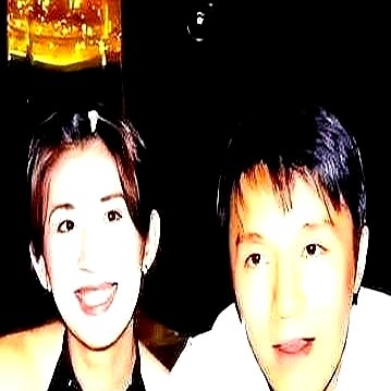 刚演完《鹿鼎记》温柔的曾柔，吴君如就被拉去把脸涂黑扮女佣。

她当众出丑哭了一整天，打电话跟妈妈哀嚎前途全没了。那年是1984年，同期的刘嘉玲、蓝洁瑛都在走玉女路线，论长相她毫无优势。

吴孟达当时直接点醒她：丑到极致，就是别人抢不走的饭碗。

她真听进去了，后来挖鼻孔、龇牙、扮傻，跟周星驰较劲比谁