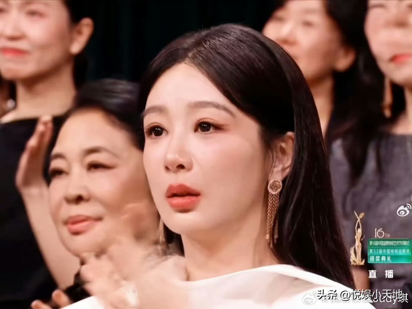 杨紫金鹰奖妆容翻车了！
于和伟拿下最佳男主角后，镜头给到了杨紫。
有被吓到，为什么在杨紫脸上看到了徐梦洁的影子？整个妆容败笔就在眉毛上，太弯太下垂了，不仅显老还显脸肿。
经纪人大雷是提前知道获奖名单的吗？这次没给杨紫拿高定，连妆容都没白玉兰的好看。