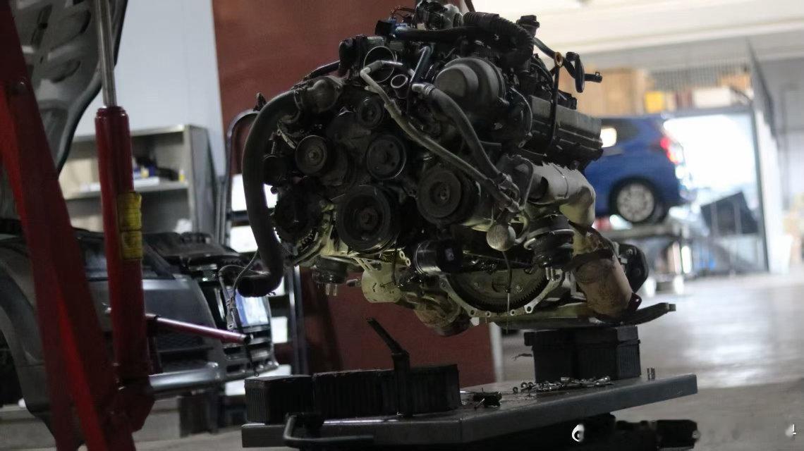 13代皇冠 都觉得没啥吧
这款没几个人见过吧
Toyota 13代 crown V8 4.3 [得意]

我这位 佛山老客户 5年前 本田飞度 大作品就是他的车

这次这台 也是他的心头爱 小保养开工  ​