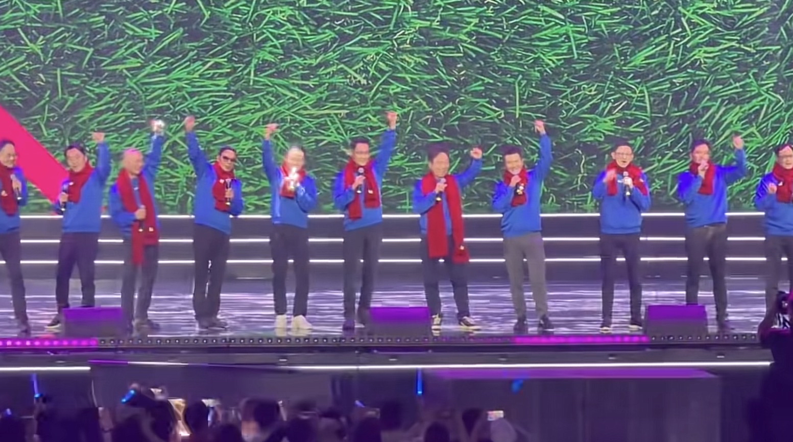 腾讯2026年会上，马化腾率总办高管们献唱《气势如虹》，不得不说，高管...