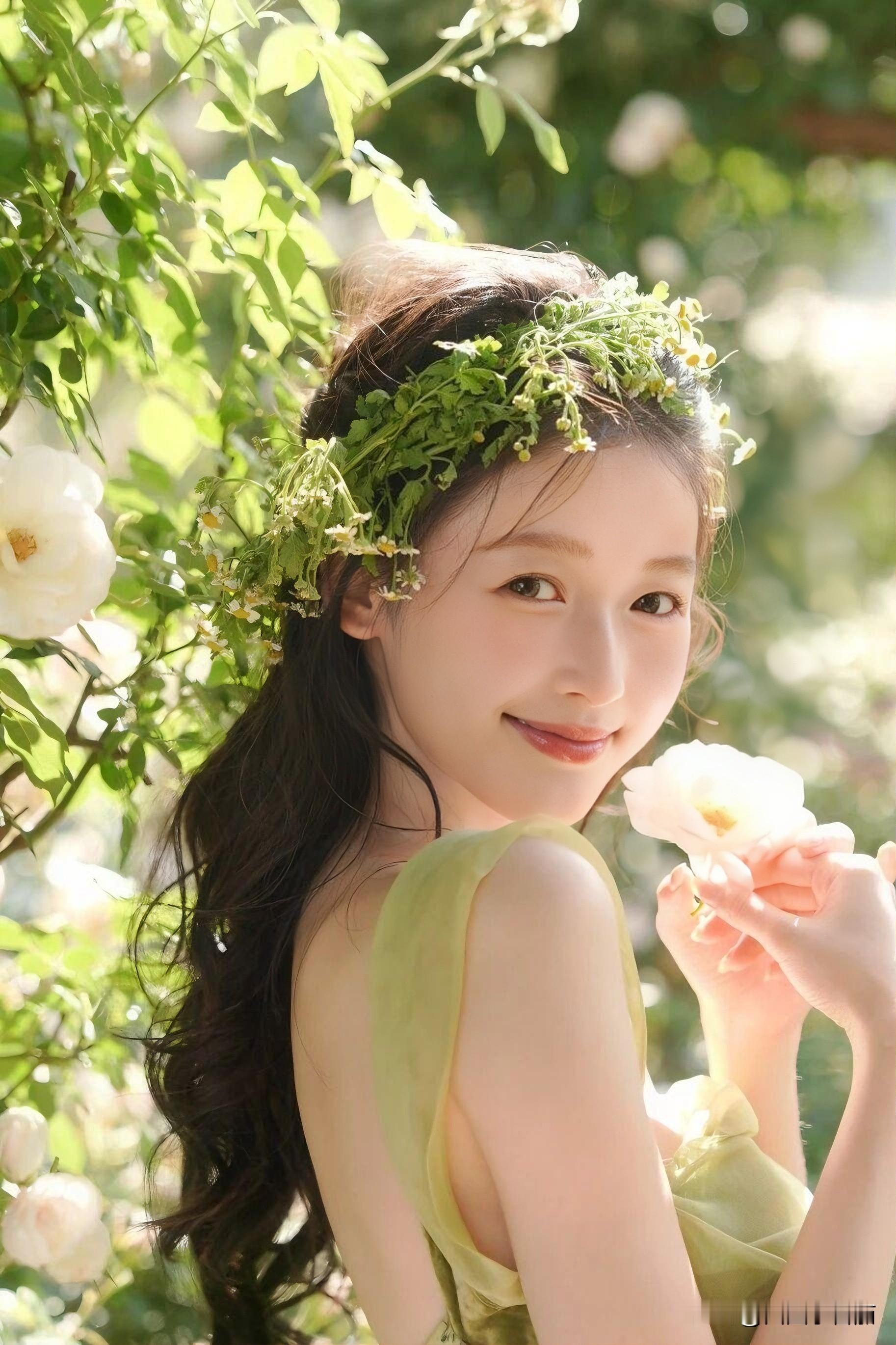 『森系花境ℓ绿光诗影』 薄荷绿缎面裙裹着少女的笑，肩头缎带在风里打了...