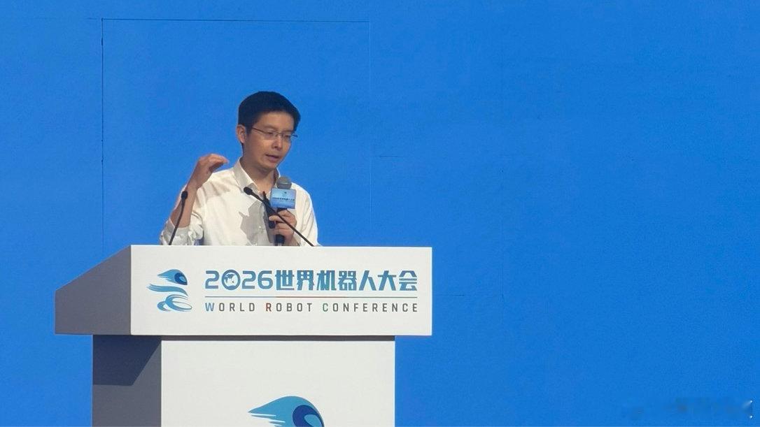 #中国人形机器人出货量全球占比97%#【人形机器人进入生产力验证期，#人形机器人离ChatGPT时刻还有多远#？】机器人正在被要求证明一件比跑得快、跳得高更难的事情：能不能真正干活？

今日中国电子学会理事会党委书记、中国人形机器人与具身智能百人会理事长张峰发布的《2026年人形机器人产业发展报告》 ​