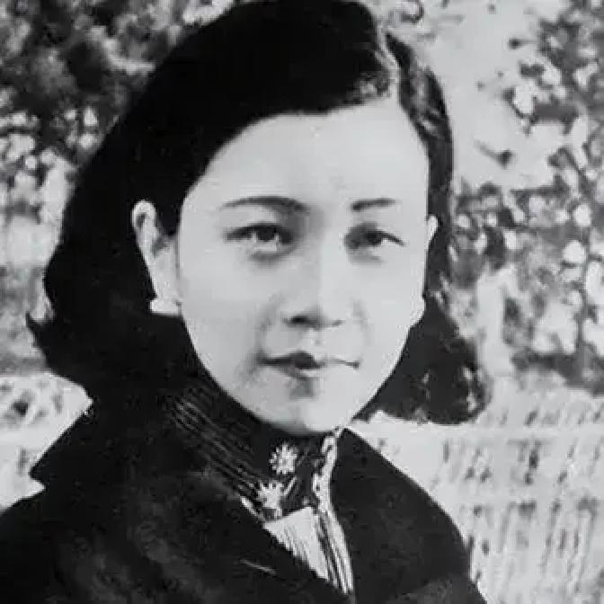 张学良于凤至新婚夜，于凤至说：“汉卿，你今后在外头有多少女人我不管，但有一条你得依大姐，就是不能带她们回大帅府。”
 
张学良听了一愣。他没想到这位新婚妻子会这么直白。
 
于凤至放下梳子，转过身来，眼神里有一种不容置疑的坚决：
 
“大帅府是张家脸面，也是整个东北军的脸面。外头的女人进了这道门，事