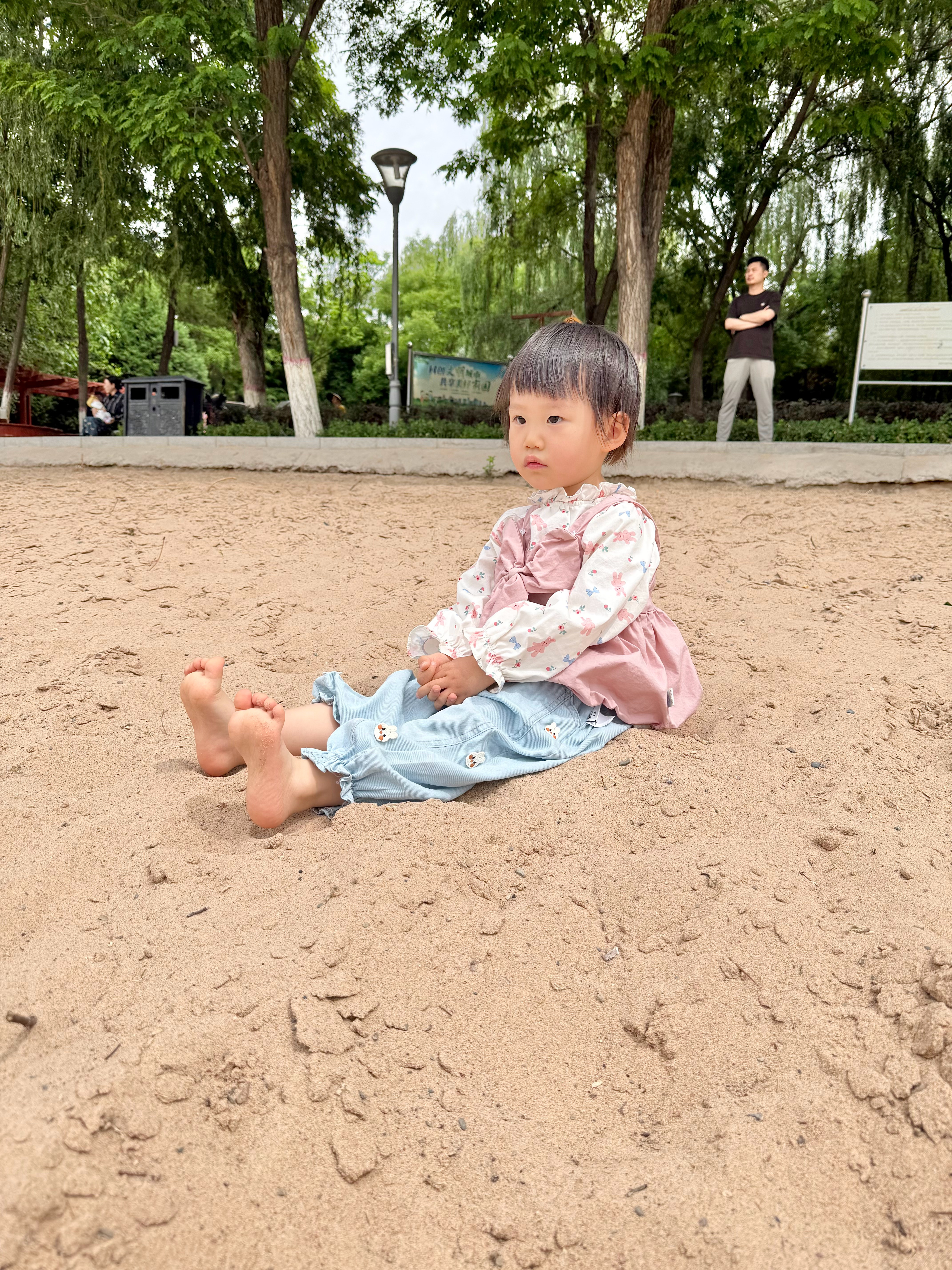 小朋友前天突然发烧拉肚子，大了以后生病可真是闹不住，不夹体温计更不可能...