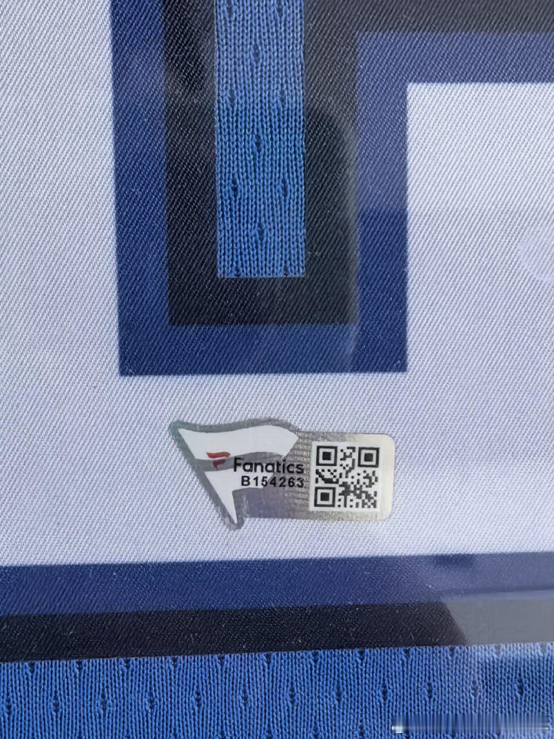 由于本人搬家，无法带走，有克里斯保罗亲签球衣一件，已装裱好,UDA认证 稀有黄蜂蜂王保罗，还有一件亚历山大sga签名FA认证签名球衣，有需要喜欢收藏的小伙伴可以找我！ ​