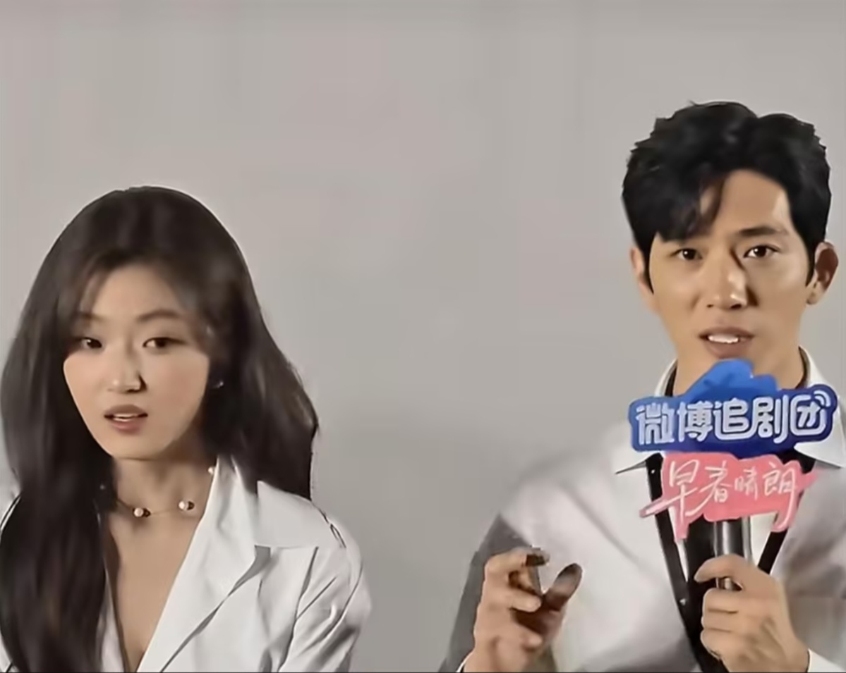 井柏然立flag：剧热度破万就把私服和房子送给白敬亭。结果白敬亭真信了，转剧宣图自己P字“谢谢哥”，井柏然评论区回“你不是已经拿了一套走！还要？”白敬亭拿剧中台词回“在我这，尚不合格”，被问房子秒回“对，嘿嘿”。全网笑疯：内娱损友天花板，一个敢送一个敢要，十年183组合嘴上互损手里捧场，相关话题阅读