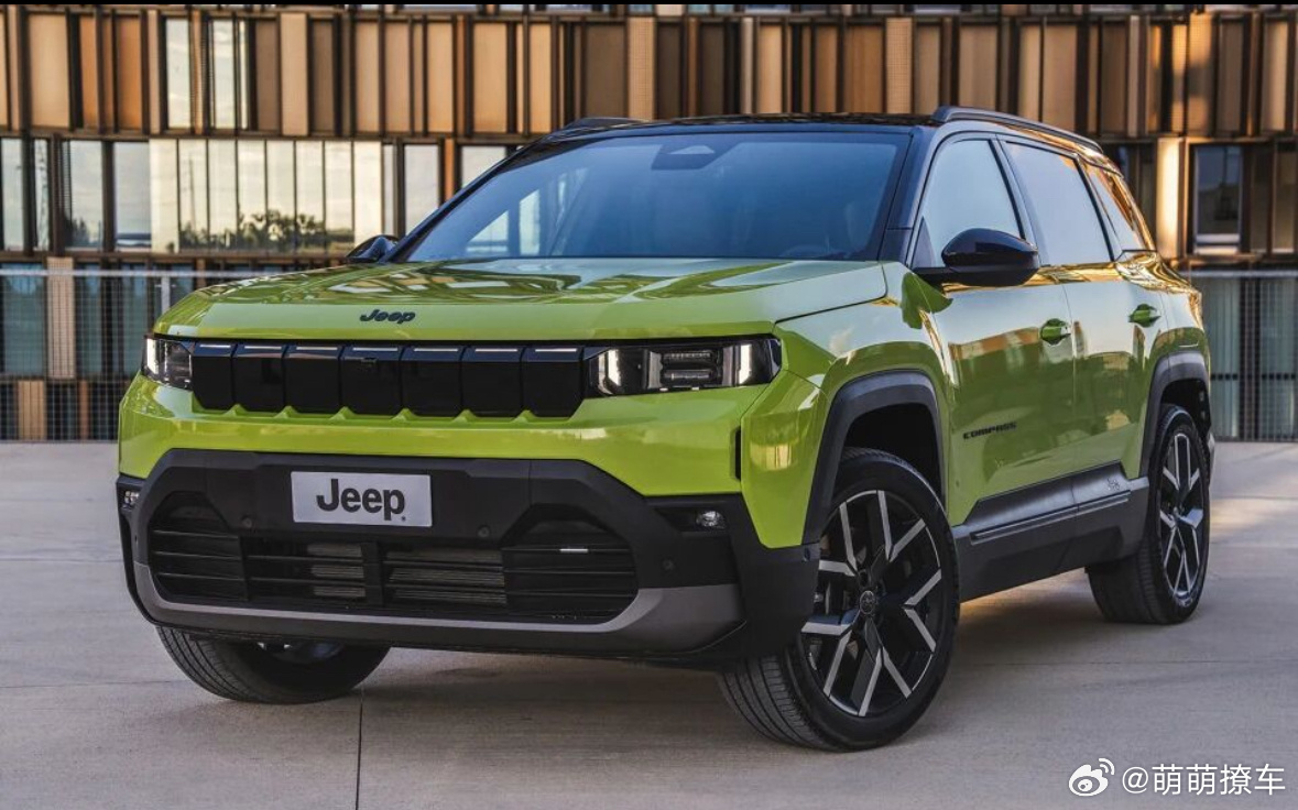 全新第三代Jeep指南者在日本市场正式开售了，起售折合人民币22.1万。这次改款真的算得上全面升级，车身尺寸、内饰、动力全都调整。车身整体变大不少，轴距加长，后备箱空间也扩容，车内储物空间同步提升。内饰换上16英寸超大中控屏，保留实体按键旋钮，兼顾科技感和实用性。日本版本搭载1.2T+48V轻混， ​