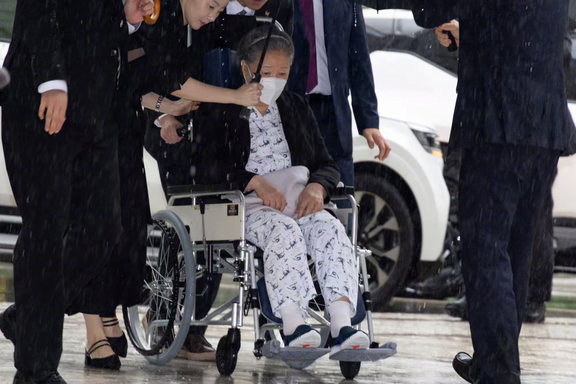 #韩统一教会总裁获刑两年# #韩统一教会总裁勾结尹锡悦政府被判两年#【韩“统一教会”总裁韩鹤子获刑两年】据韩联社8月31日报道，韩国首尔中央地方法院8月31日对原“统一教会”(现称“世界和平统一家庭联合会”)总裁韩鹤子涉嫌与尹锡悦政府勾结案作出一审判决，判处韩鹤子有期徒刑2年。

此前，独立检察 ​