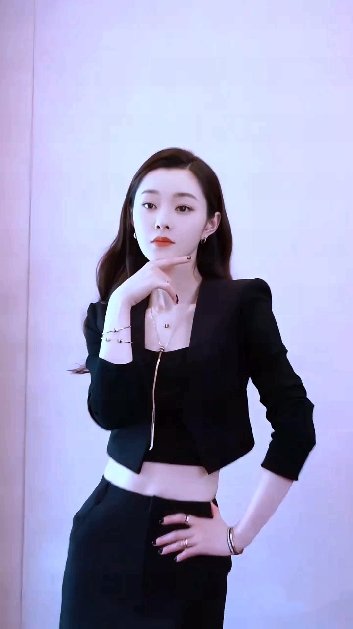 宋轶纤瘦苗条身姿盈盈细腰，少女柔媚与清甜完美相融[比心][比心][赞][送自己一朵花]娱乐 窈窕身材苗条 小蛮腰 少女感 美丽动人