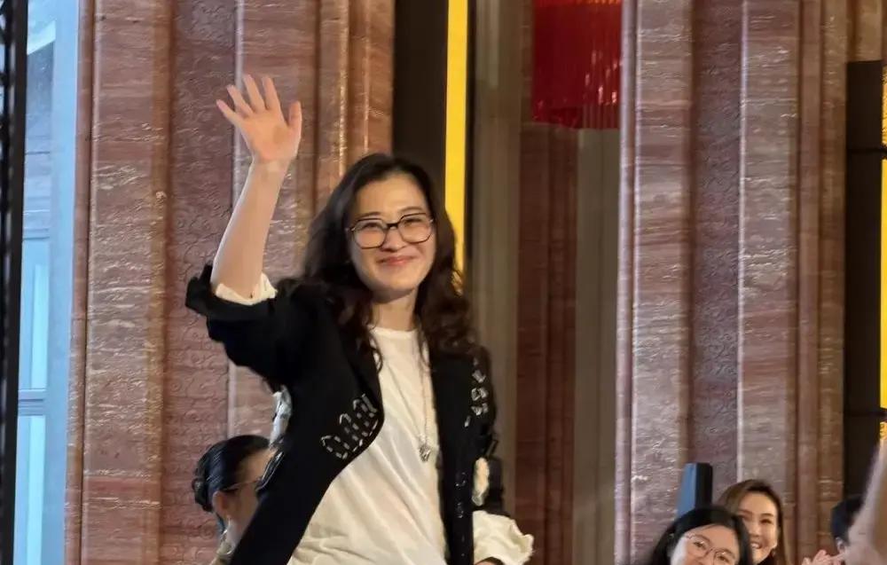 满场明星都在忙着举杯应酬、找机位艳压，50岁的梅婷倒好，素着一张脸直接在乌镇的长桌宴上埋头炫饭。
热气腾腾的铜锅往面前一架，她夹菜、嚼肉，时不时转头跟郝蕾嘀咕几句，顺手再跟边上的老狼碰个杯。那种松弛劲儿，简直就像在自家弄堂口支了个小桌吃夜宵。
现在的红毯和聚会，多的是被玻尿酸和紧绷感绑架的面孔，