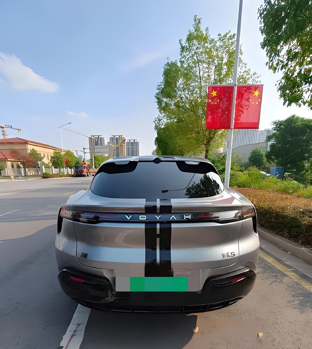 岚图追光S入手一个多月了，真是一点不后悔当初的选择，开起来真的很爽，电耗也不高，开高速贼爽，越开越觉得买对了，怎么会有这么好看又好开的车。 无框车门加溜背轿跑造型，每次开出门回头率都很高
#岚图汽车##岚图追光S##我的新车# ​