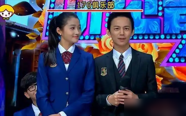 黄磊当面笑何炅睡觉不长个，评论区全在问：不是162吗？官方资料却写着172。
最抓马的是关晓彤。俩人同台，官方都172，何炅站旁边硬是矮半头。何炅打哈哈说自己175，关晓彤回：我没175。
还有那张著名合照，何炅黄磊站身高尺前，182、186。工作室转头就认：自嘲恶搞，别当真。
何炅自己说过，