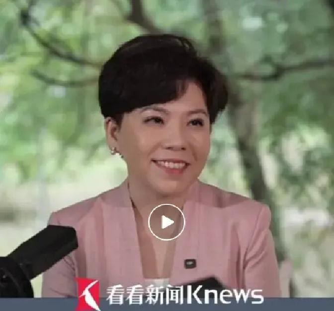 邓亚萍32年后才敢说：当年输给小山智丽收到一根鞋带，那是死亡威胁，赢了18个世界冠军没人提，输的那一场被问了半辈子
名古屋亚运会乒乓球男团决赛刚打完，国乒不敌日本队摘银。邓亚萍作为评论嘉宾说了句“输球，没有原因”，转头就被骂上了热搜
她在名古屋的演播室里，一边点评当下，一边被人用32年前那场球反复质