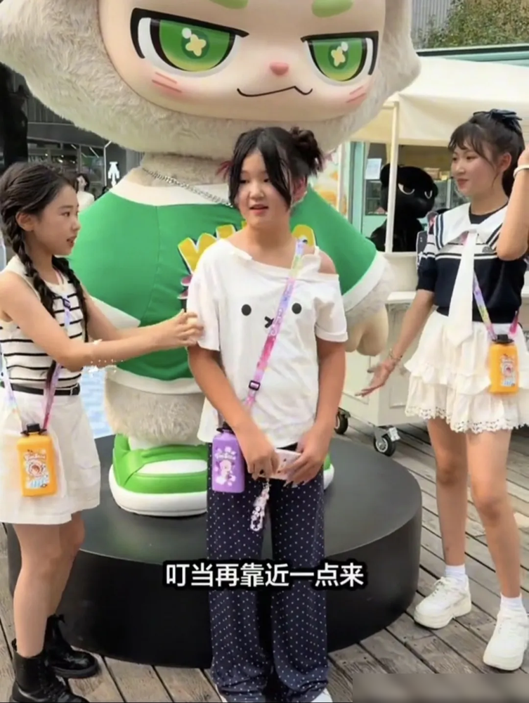 一个10岁女孩站在镜头前。
手足无措，眼神不知道该往哪放。
旁边的小酒窝看出来了，伸手把她往中间推。
推一次，她退回来。
再推一次，小酒窝干脆退后半步，把C位让出去。
杜华在旁边笑，说按高矮顺序站就行。
就这么个事，被好多人解读成了高情商、会来事。
可你细看，小酒窝动作很自然，没有犹豫