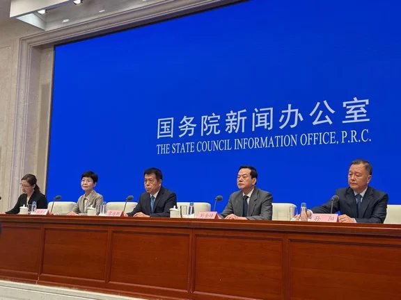 雷海潮指出，近年来，新出生人口虽然有所下降，但是仍然维持在800万左右的数量级。与其他发达国家、发展中国家相比，出生人口维持在这一水平的国家还是非常少的，所以未来仍然有比较充裕的劳动力资源。
	
他进一步表示，要进一步营造生育友好环境，比如说，去年开始发放育儿补贴，3000多万家庭因此而受益，降低了家庭的生育、养育和教育成本。在“十五五”期间，还要继续推进托幼一体化，支持社区、用人单位举办托育服务机构，让居民能够就近就便、以相对可负担的价格获得托育服务。“十五五”规划还提出要提高入托率，充分利用现有资源，让更多的婴幼儿通过托育服务获得规范的成长照护。当然，还要积极宣传正确婚育观。
	
郭燕红在回应记者提问时表示，生育支持方面，深入实施育儿补贴制度，大力发展普惠托育和托幼一体化服务，完善托育服务体系，让育儿家庭有更多优质、方便和普惠的选择。到2030年，3岁以下婴幼儿入托率再提升6个百分点。进一步实施早孕关爱行动、孕育和出生缺陷防治能力提升计划，加强生育友好医院建设，改善产科和婴幼儿...