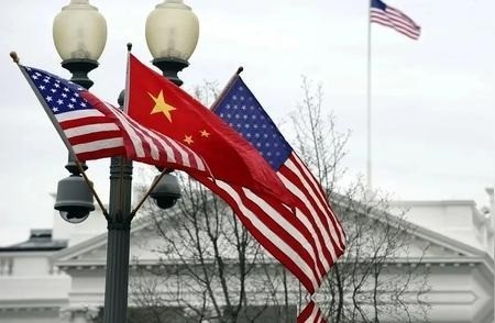 伊朗为何宁愿给美国服软也不投奔中国呢？
中东这盘棋，最容易误判的一点，就是把国家关系理解成人际关系。有人看到伊朗受到美国制裁多年，又看到中国持续扩大与伊朗能源、经贸合作，就认为伊朗应该彻底倒向中国。但现实国际关系不是“站队游戏”，而是一场关于安全、利益和风险的长期计算。
伊朗真正面对的问题，从来不是
