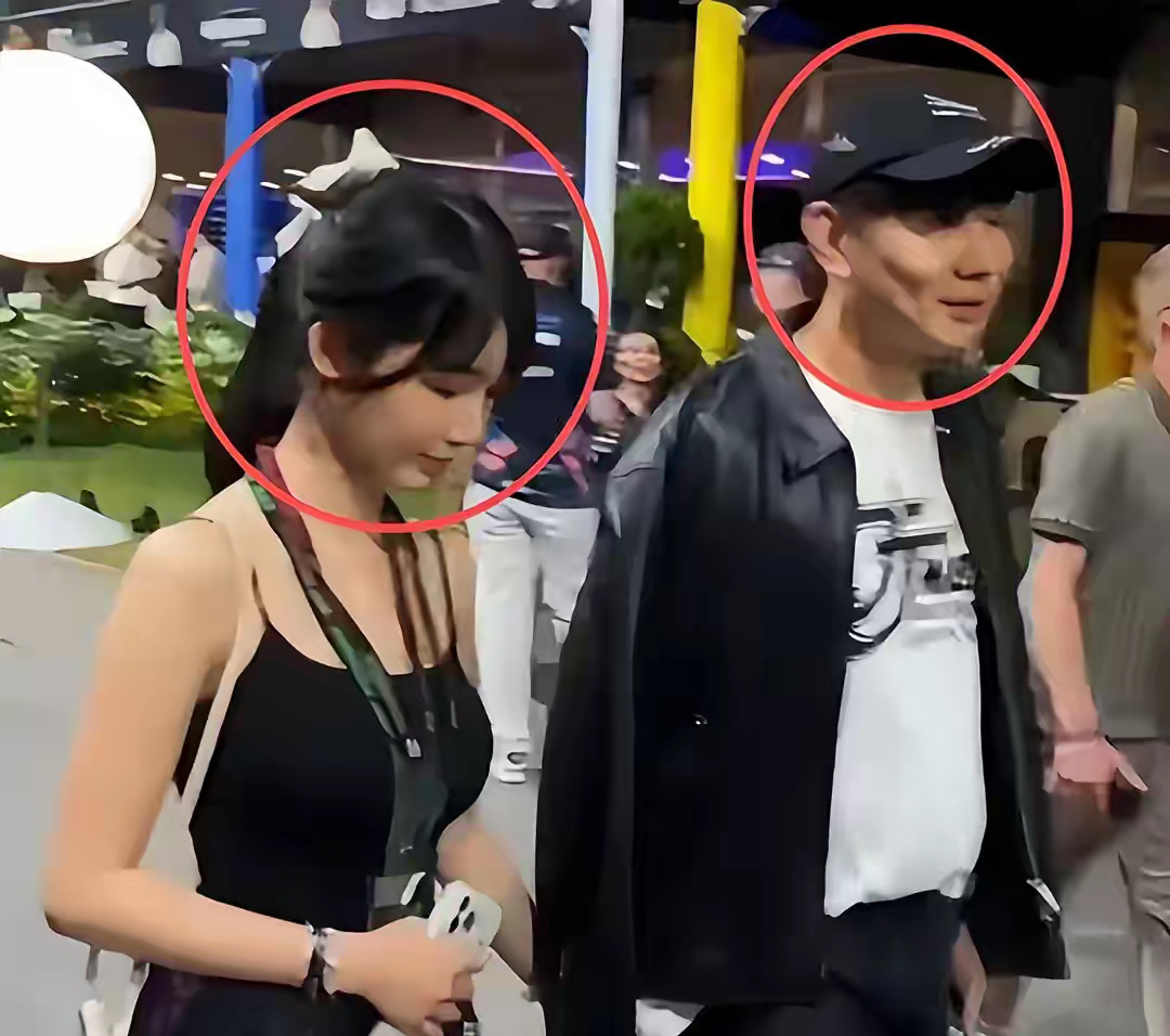 林俊杰和女友七七牵手逛街路透曝光，二人一身黑衣同行，画面甜蜜。这段恋情刚公开时争议满满，不少网友并不看好。七七低调不作妖，不蹭热度炒话题，还和林俊杰家人相处融洽。两人相差21岁，同框外形差距明显，但私下相处细节尽显温柔。感情如人饮水，外界看法只是参考，幸福与否只有当事人清楚。
林俊杰