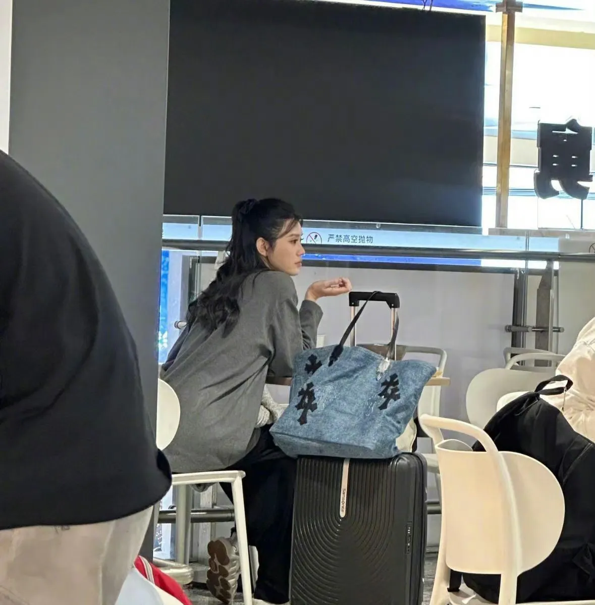 奚梦瑶无疑是人群中的焦点，仅仅一个侧影便能让人一眼就认出来。之前有人在...