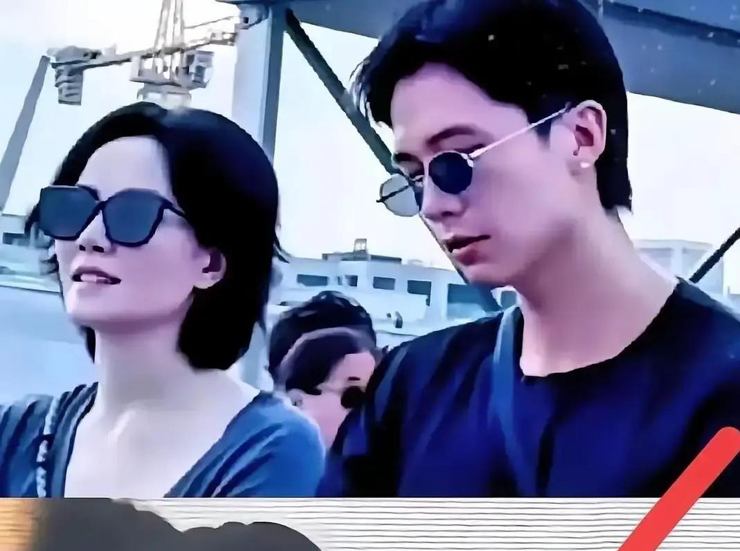 音乐节上那一把拽，王菲没给任何人留面子。
宋妍霏被拉走的时候，那男的正凑过去说话。
瑞恩这人，整场都在试探。先搂陈粒，再贴李嫣耳朵，两次想牵王菲的手，全被躲开。王菲冷眼看了一晚上，没吱声，直到碰了宋妍霏，她动了。
圈子里待久了都这样。外人被蹭，犯不着翻脸，伤和气。自己人被碰一下，那不行。
沉默最害人