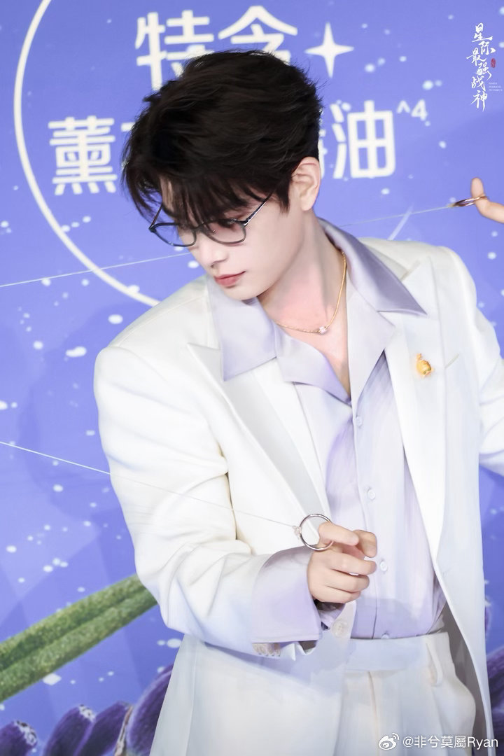 #丁禹兮紫色果然有韵味#｜#﻿丁禹兮赵皑# 

我愛的男孩丁禹兮兮純粹又正能量，他特別特別不一樣，他能接納世間萬物，他能理解世間百態。他不僅能共情還能正向引導；真的是特別特別溫暖的男孩，美好的像天使。

​