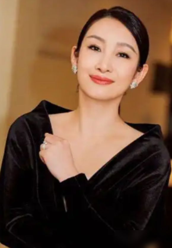 秦海璐在家连煤气都不会开，王新军拍戏回来第一件事是给她煮面。外人看着离谱，说这是把老婆宠成了废物。可你们不知道，2015年秦海璐生完孩子重度抑郁，天天哭到眼睛长囊肿差点失明。王新军直接把所有片约推了，凌晨三点抱着哭闹的儿子在客厅转圈，一抱就是大半年。后来秦海璐眼睛做手术，他全程陪着，又拉着张嘉益一起