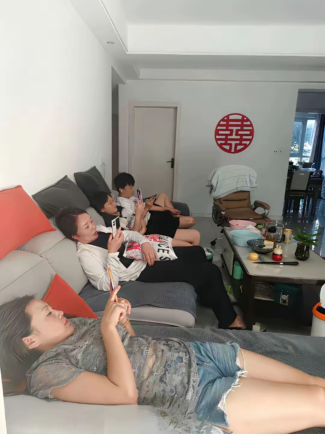 全躺平了，这真不是一家人不进一家门啊。