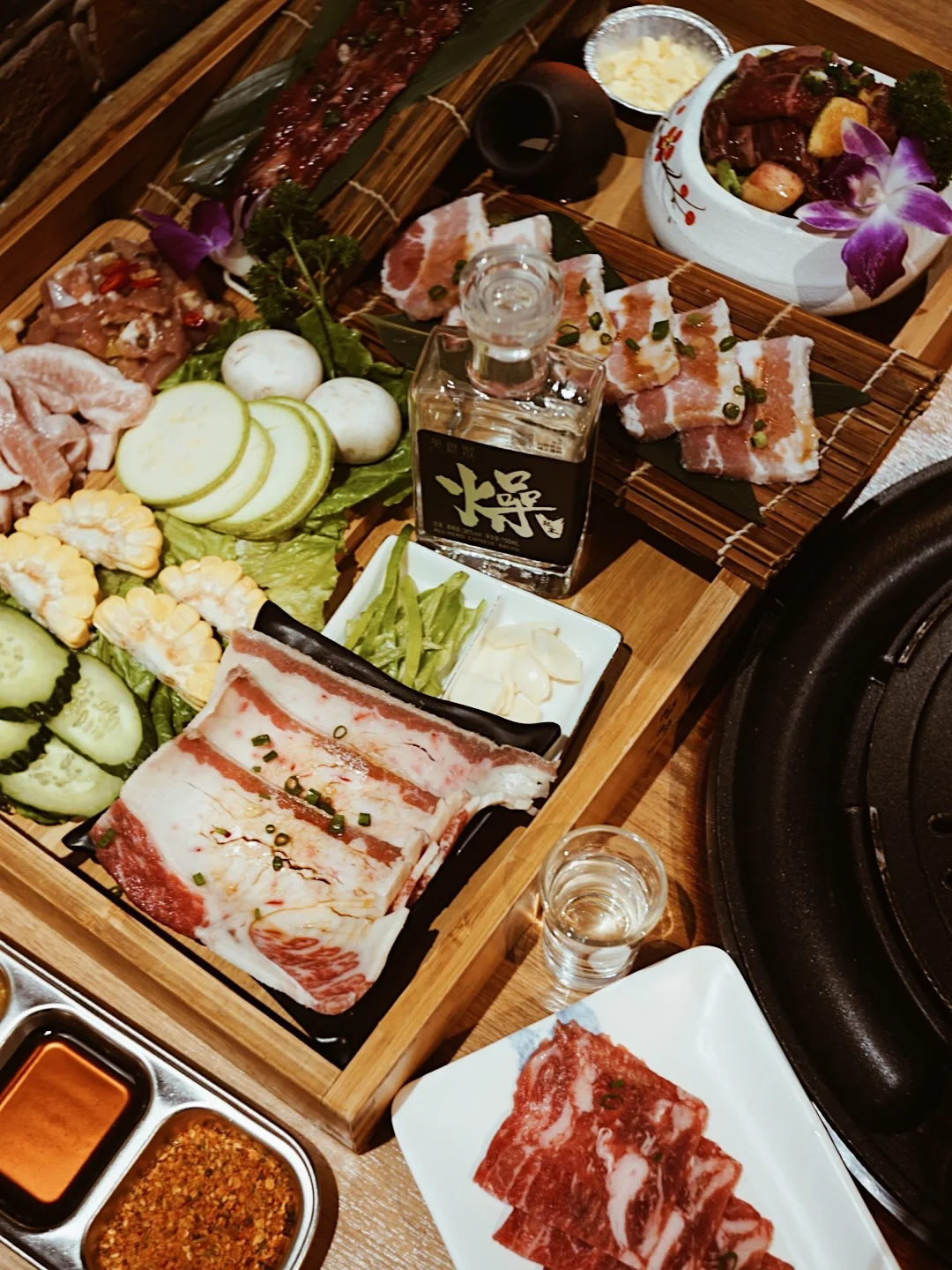 周末的小聚时光🔅烤肉配酒，燥嗨起来❗️