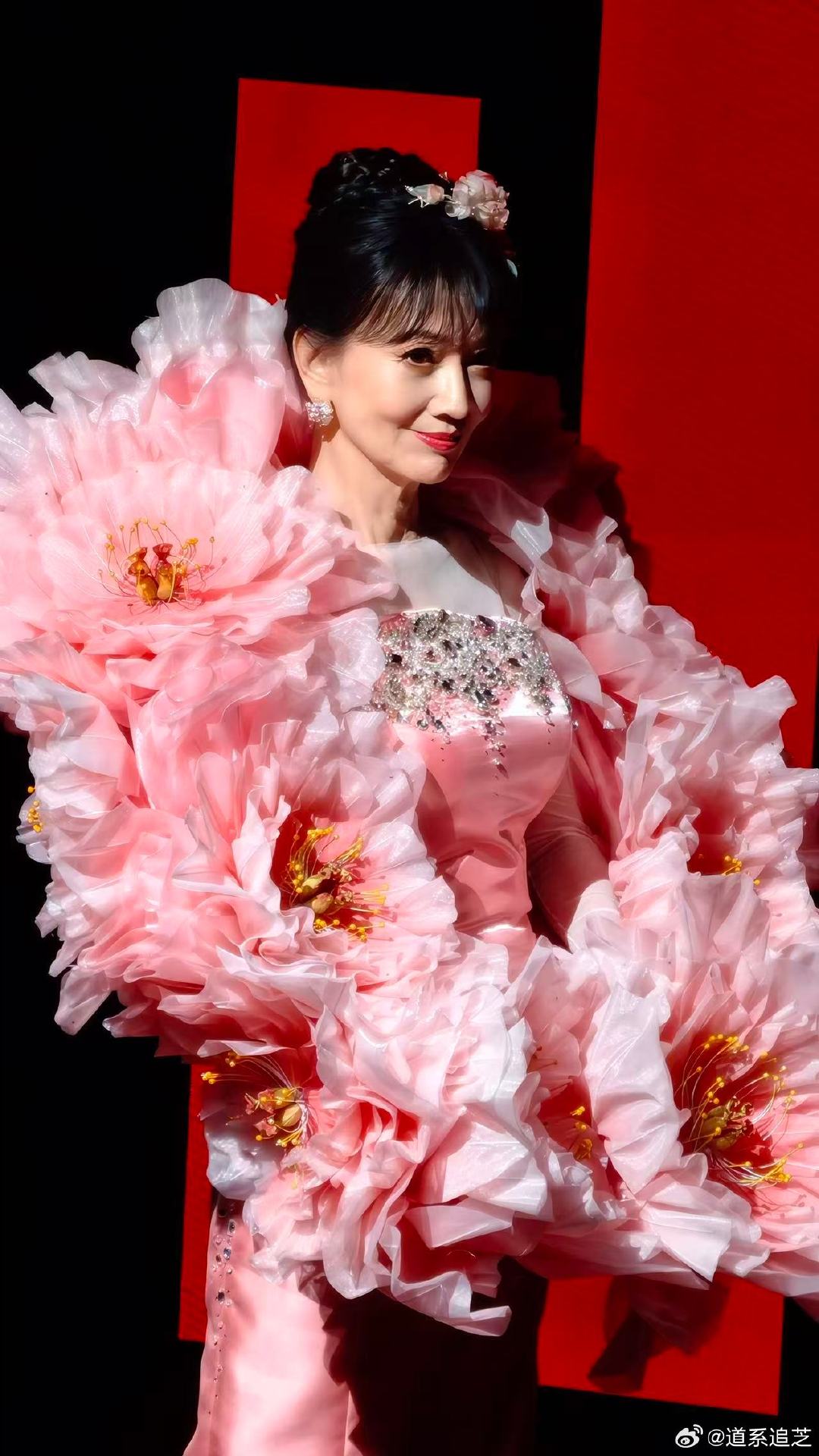 #赵雅芝亮相北京时装周# 从白娘子到T台女王，赵雅芝用73年证明了：真正的美人，连皱纹都在发光。她穿着凤凰牡丹走上秀场的那一刻，我感觉自己不是在追星，是在看一部行走的传奇！ ​#赵雅芝[超话]# ​