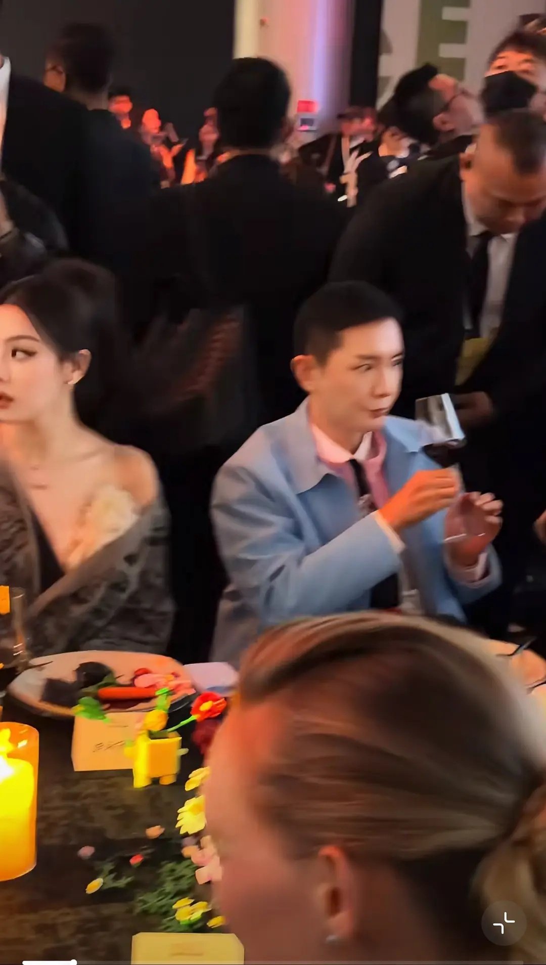 迪丽热巴刘亦菲的座位在刘冲左右手，杨紫在刘冲对面，她们仨这位置应当是在最中心的，同为顶流花的白鹿怎么没看到人！ ​