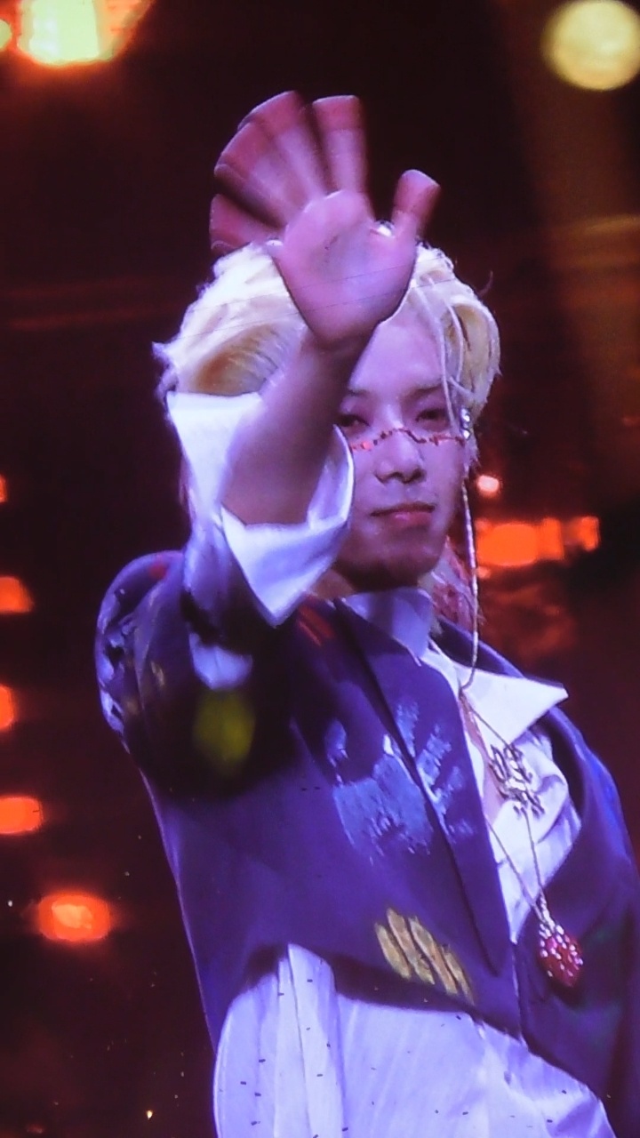 #华晨宇[超话]##2026华晨宇火星演唱会# 
再见南京！
下个月我会再回来的！火星等我！[抓狂]
晨宇在火星乐园2.0真的很幸福很开心！[心]  ​