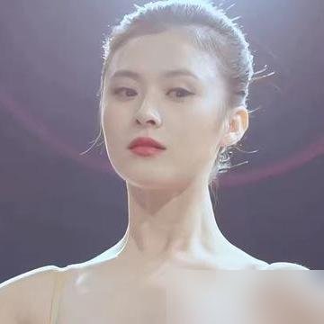 沈腾又带老婆孩子逛欢乐谷，评论区直接吵成两派。
一派说王琦当年就是嫌他穷才跑，现在人红了又回来，算盘珠子崩人脸上了。另一派翻出老黄历，说根本不是那回事。
俩人当年掰，穷不是主因，是沈腾那会儿真“扶不上墙”。毕业就家里蹲，王琦一个人跑组养家，催他上进跟催命似的，最后心凉了才走的。
后来沈腾在麻花