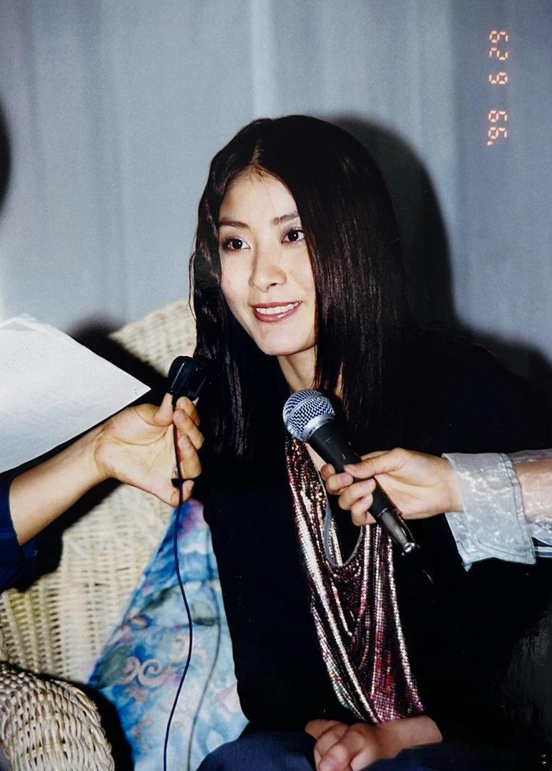 1999年的陈慧琳与佛山电视台工作人员在一起 ​