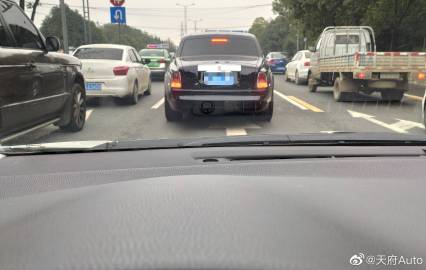 看见了要远离系列之劳斯莱斯幻影，这是老款6.7，落地价直逼2000万。