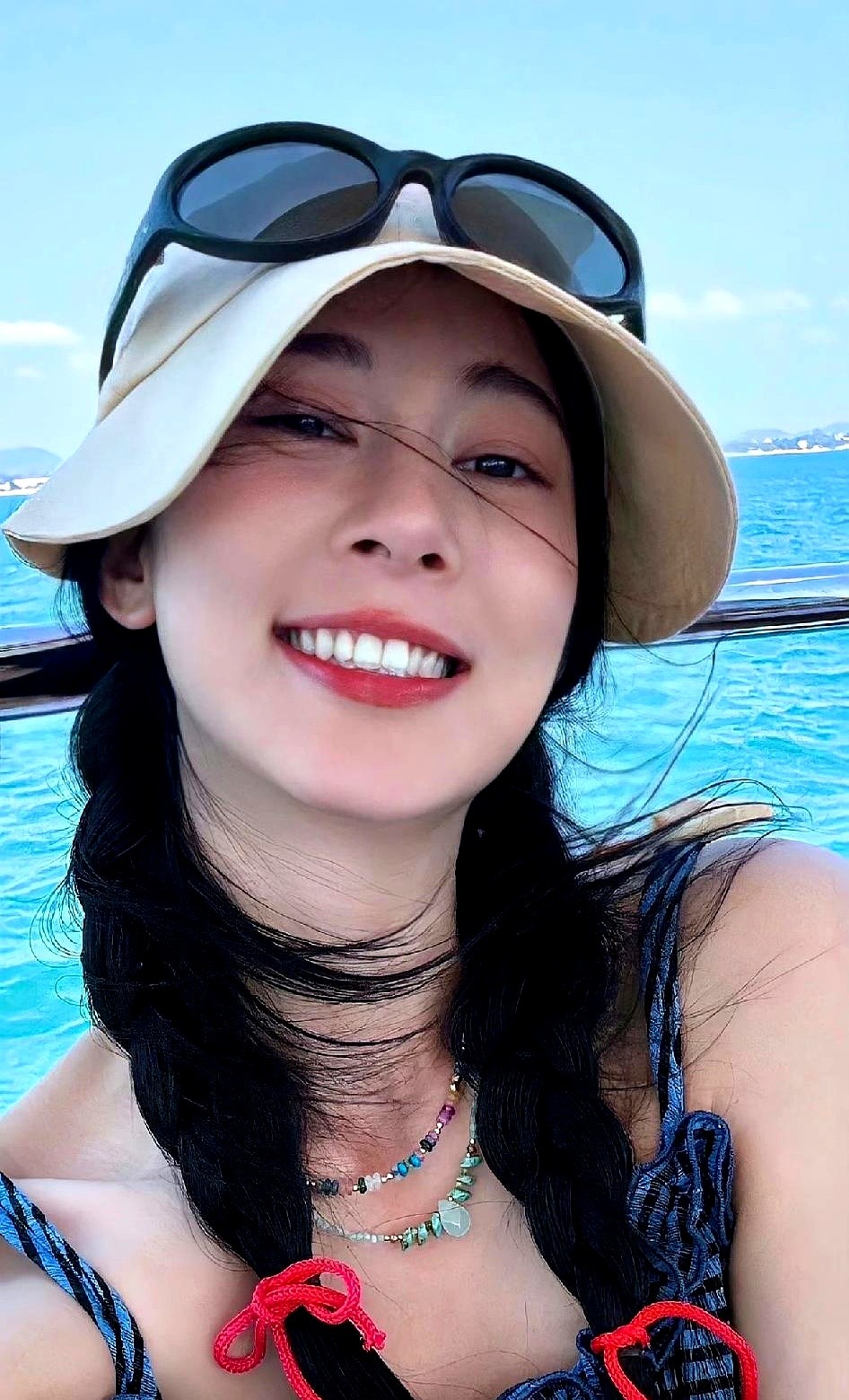 喉咙像被灌进水泥，大口喘气却吸不到一丝氧气。异国他乡录节目的赵昭仪，差点因为忘带一小瓶药出大事。

窒息感死死卡住脖子，连口水都咽不下去。万幸同行人刚好带着李佳琦的哮喘喷雾，赶紧给她用上，才硬生生把人拽回来。

自己知道有哮喘，救命药却扔在行李箱里吃灰。这病发作根本不讲道理，气温一降，瞬间就能让人体