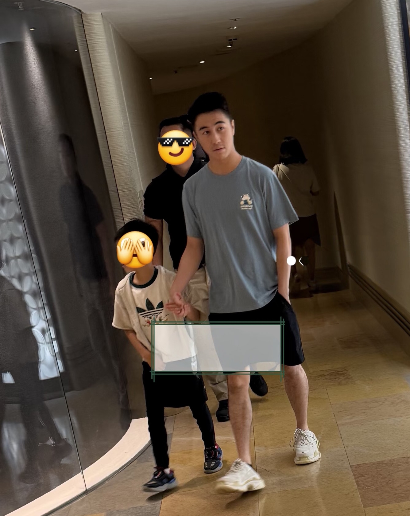 31岁何猷君带着7岁儿子现身香港太古广场购物，身边跟着一位壮汉保镖。何猷君的穿衣打扮低调接地气，身材比较一般，脸色憔悴，整个人看起来好疲惫，完全没有富家公子的气场，和普通人没啥不一样的。
何猷君一路牵着儿子的手，父子俩的关系看起来非常好。何广燊虽然只有7岁，但身高已经发育得不错。
自从何猷君和超模奚