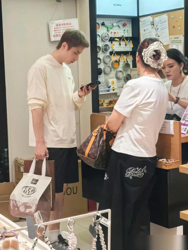 南通街头，石宇奇穿着拖鞋陪他妈逛街。退赛了，不打了，脚踝跟腱肠胃全在闹。
亚运会他一单全胜，把印度一哥、印尼乔纳坦全按下去。转头单打16强，输给韩国俞泰彬。中国男单自1974年参赛以来，头一回没人进八强。
他赛后自己说，伤病太多，训练不系统，打法节奏特点全出不来，站上场心里没底。30岁的人了。